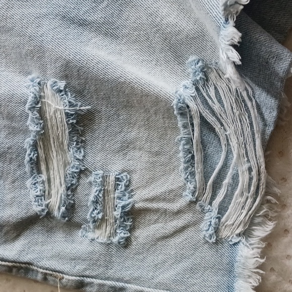 Kancan Women's Distressed Light Wash Jean Shorts - size 5/26 - Picture 10 of 16